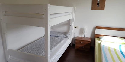 Monteurwohnung - Küche: eigene Küche - PLZ 89335 (Deutschland) - Das Schlafzimmer verfügt ein Doppelbett und 1 Etagenbett. - Ferienwohnung Peter