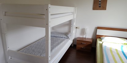 Monteurwohnung - Badezimmer: eigenes Bad - Röfingen Günzburg - Das Schlafzimmer verfügt ein Doppelbett und 1 Etagenbett. - Ferienwohnung Peter