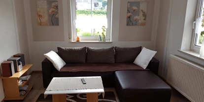 Monteurwohnung - WLAN - PLZ 89349 (Deutschland) - Die Couch kann zur Schlafcouch umfunktioniert werden. - Ferienwohnung Peter