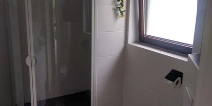 Monteurwohnung - Einzelbetten - Teugn - Begehbare Dusche und WC der Monteurwohnung - Florian Fürbacher