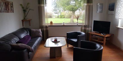 Monteurwohnung - Hund erlaubt - Otterndorf - Wohnzimmer mit Sat-TV - "Haus Inge"