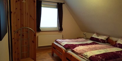 Monteurwohnung - Einzelbetten - Krummendeich - Schlafzimmer 1 mit Sat- TV - "Haus Inge"