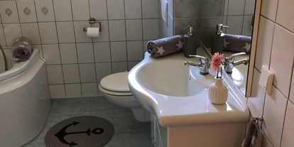 Monteurwohnung - Badezimmer: eigenes Bad - Ahrenviölfeld - Storchenparadies Bergenhusen
