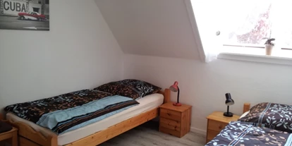 Monteurwohnung - Zimmertyp: Doppelzimmer - Trennewurth - Schlafzimmer 1 mit Sat-TV - "Haus Steffi"
