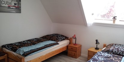 Monteurwohnung - Zimmertyp: Einzelzimmer - PLZ 25718 (Deutschland) - Schlafzimmer 1 mit Sat-TV - "Haus Steffi"