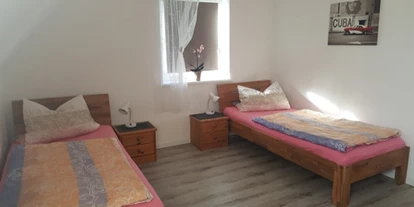 Monteurwohnung - Zimmertyp: Doppelzimmer - Trennewurth - Schlafzimmer 2 mit Sat-TV - "Haus Steffi"