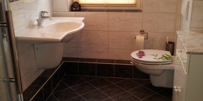 Monteurwohnung - Badezimmer: eigenes Bad - Sankt Michaelisdonn - Bad mit Dusche oben - "Haus Steffi"