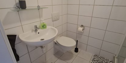 Monteurwohnung - Waschmaschine - Friesenheim (Landkreis Mainz-Bingen) - Apartment 2, Bad - J&P Brunetti Zimmervermietung Uferstr. 9 Trebur