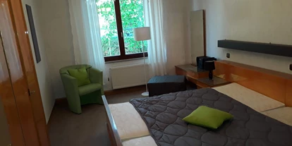 Monteurwohnung - Badezimmer: eigenes Bad - Schwarzenbach am Wald - Schlafzimmer mit Doppelbett - Wachter Monteur- / Ferienwohnungen im Frankenwald