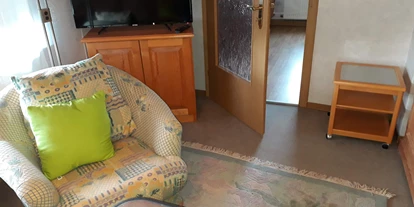Monteurwohnung - Waschmaschine - Presseck - Wohnzimmer mit TV - Wachter Monteur- / Ferienwohnungen im Frankenwald