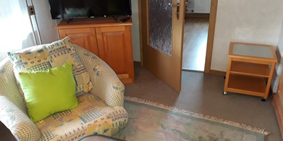 Monteurwohnung - Zimmertyp: Einzelzimmer - PLZ 07366 (Deutschland) - Wohnzimmer mit TV - Wachter Monteur- / Ferienwohnungen im Frankenwald