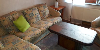 Monteurwohnung - Zimmertyp: Doppelzimmer - Köditz - Sofa - Wohnzimmer 
- aufbettbar als
  dritte Schlaf-
  Möglichkeit  - Wachter Monteur- / Ferienwohnungen im Frankenwald