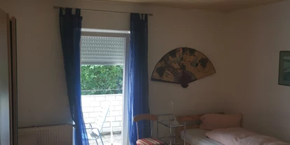 Monteurwohnung - WLAN - Wenzenbach - Schlafzimmer mit Einzelbetten - Gästehaus Edith 
