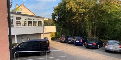 Monteurwohnung - Parkplatz: eigener Parkplatz vorhanden - Mundelsheim - Parkplatz - Hotel Bitzer