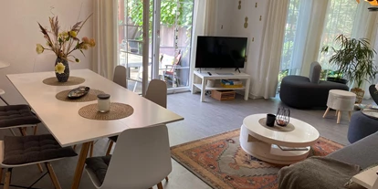Monteurwohnung - TV - Naunhof - Wohnzimmer mit Essbereich, Schlafcouch, Flat screen und kostenloses WLan sowie Zugang zur Terrasse und Garten - Kerstin Schilling