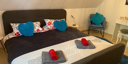 Monteurwohnung - TV - Leipzig O - Schlafzimmer im Obergeschoss mit Doppelbett unweit vom Badezimmer entfernt - Kerstin Schilling