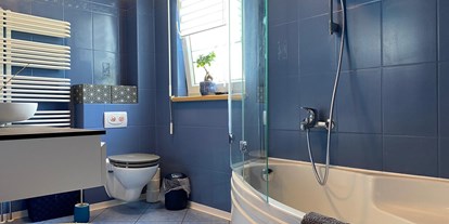 Monteurwohnung - Bettwäsche: Bettwäsche inklusive - PLZ 04357 (Deutschland) - Badezimmer Obergeschoss mit Badewanne und Duschhalterung mit Glasspritzschutz, Toilette und Waschtisch - Kerstin Schilling