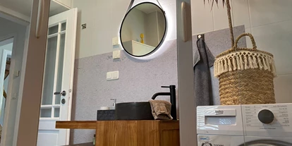 Monteurwohnung - Hund erlaubt - Sachsen - Badezimmer Erdgeschoß mit Toilette und Dusche sowie Waschtisch - Kerstin Schilling