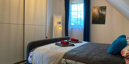 Monteurwohnung - Böhlen (Landkreis Leipzig) - Zweites Schlafzimmer mit Doppelbett und Balkon - Kerstin Schilling