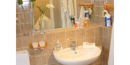 Monteurwohnung - Bettwäsche: Bettwäsche inklusive - PLZ 30161 (Deutschland) - Badezimmer in oberer Wohnung. Im Spiegel sieht man die Dusche. - Zimmer-für-Monteure