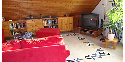Monteurwohnung - Bettwäsche: Bettwäsche inklusive - Pattensen - Gemütliche Sitzecke im 50 qm großen Wohnzimmer, mit Blick auf den Fernseher. - Zimmer-für-Monteure