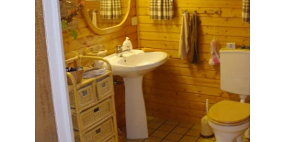 Monteurwohnung - Bettwäsche: Bettwäsche inklusive - Pattensen - Ganz im waren Holzton ist das untere Bad, ebenfalls mit Dusche und WC. - Zimmer-für-Monteure