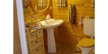 Monteurwohnung - Bettwäsche: Bettwäsche inklusive - Schellerten - Ganz im waren Holzton ist das untere Bad, ebenfalls mit Dusche und WC. - Zimmer-für-Monteure