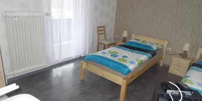 Monteurwohnung - Bettwäsche: Bettwäsche inklusive - Hasloch - Zimmer mit Etagenbad und Balkon - Haus Monika