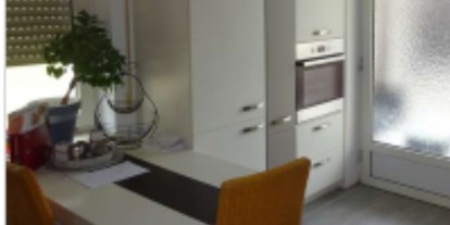 Monteurwohnung - Küche: eigene Küche - Osterhofen - Küche mit Esstisch - Zentrale Wohnung für 4 Pers. Nähe 84347 Pfarrkirchen (Ndb)
