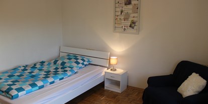 Monteurwohnung - Kühlschrank - Lohfelden - Schlafzimmer 2 - Monteurunterkunft für 3 Personen