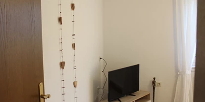 Monteurwohnung - Küche: eigene Küche - Söhrewald - Wohnzimmer mit TV - Monteurunterkunft für 3 Personen