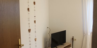 Monteurwohnung - Kühlschrank - PLZ 34326 (Deutschland) - Wohnzimmer mit TV - Monteurunterkunft für 3 Personen