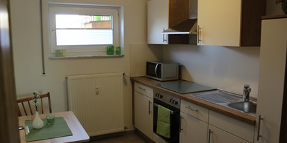 Monteurwohnung - Kühlschrank - Knüllwald - Küche mit Essgelegenheit - Monteurunterkunft für 3 Personen