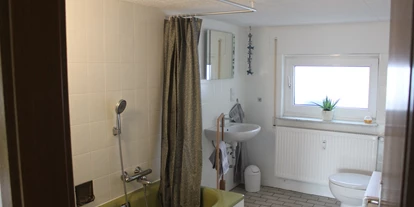 Monteurwohnung - Badezimmer: eigenes Bad - Söhrewald - Badezimmer mit Dusche/Wanne, WC - Monteurunterkunft für 3 Personen