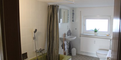 Monteurwohnung - Küche: eigene Küche - Spangenberg Bischofferode - Badezimmer mit Dusche/Wanne, WC - Monteurunterkunft für 3 Personen
