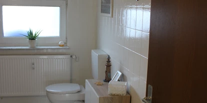 Monteurwohnung - Bettwäsche: Bettwäsche inklusive - Söhrewald - Badezimmer mit Dusche/Wanne, WC - Monteurunterkunft für 3 Personen