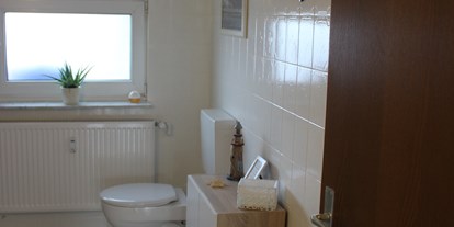Monteurwohnung - Kühlschrank - Morschen - Badezimmer mit Dusche/Wanne, WC - Monteurunterkunft für 3 Personen