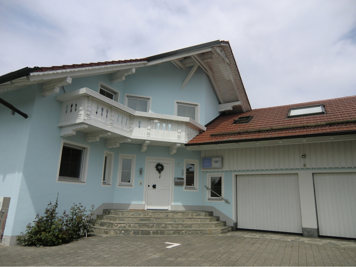 Monteurzimmer - Frontansicht unseres Hauses - Monteurwohnung / Ferienwohnung Eglhuber