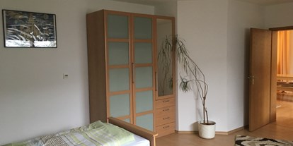 Monteurwohnung - Kühlschrank - PLZ 84030 (Deutschland) - Schlafzimmer - Monteurwohnung / Ferienwohnung Eglhuber Landkreis Landshut