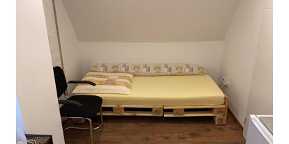 Monteurwohnung - Art der Unterkunft: Gästezimmer - Selzen - Bett - Gülnaz Pesmen-Gül