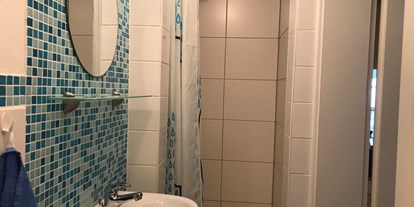 Monteurwohnung - Kühlschrank - Friedberg Ottmaring - Dusche/WC - Apartment Höllmüller