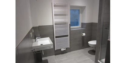 Monteurwohnung - Zimmertyp: Mehrbettzimmer - Bad mit Waschbecken, Dusche und WC - Gästehaus Martel
