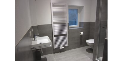 Monteurwohnung - Zimmertyp: Einzelzimmer - Dörzbach - Bad mit Waschbecken, Dusche und WC - Gästehaus Martel