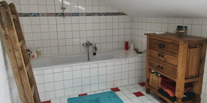 Monteurwohnung - Waschmaschine - Kiefersfelden - Badezimmer mit Badewanne - Idyllisch und ruhig 