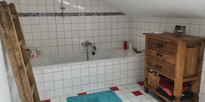 Monteurwohnung - WLAN - Nußdorf am Inn - Badezimmer mit Badewanne - Idyllisch und ruhig 