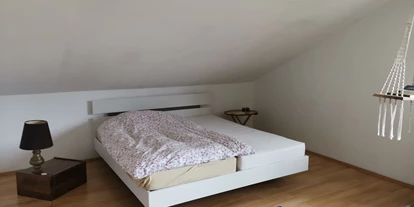 Monteurwohnung - Bettwäsche: Bettwäsche gegen Gebühr - Kiefersfelden - Schlafzimmer der Monteurunterkunft - Idyllisch und ruhig 