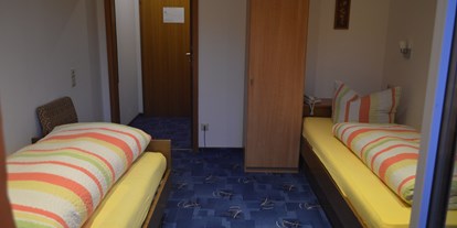 Monteurwohnung - Balkon - Glatten - Doppelzimmer Betten getrennt - Haus Adler Post