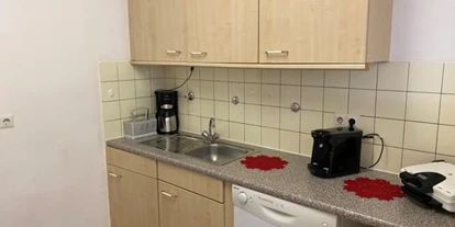 Monteurwohnung - Kühlschrank - Wehrheim - Voll ausgestattete Küche der Monteurunterkunft Kelkheim - Monteurzimmer Clinton