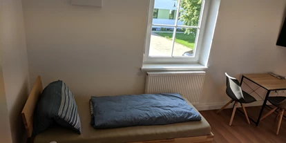 Monteurwohnung - Bettwäsche: Bettwäsche inklusive - PLZ 87650 (Deutschland) - Zweibettzimmer - Zentralblick Unterthingau
