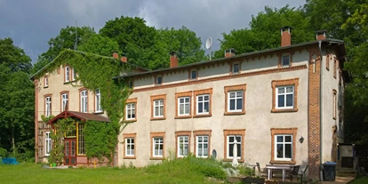 Monteurwohnung - Parkplatz: eigener Parkplatz vorhanden - Alt Sührkow - Außenansicht - Wohnung voll ausgestattet im Gutshaus Alt Krassow